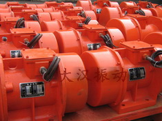 YZS振動(dòng)電機(jī)：加裝防護(hù)外殼，密封性強(qiáng)不易損壞。