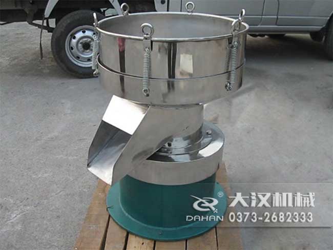 涂料振動篩由：框體，振動斗，出料口，振動電機底座等部件組成