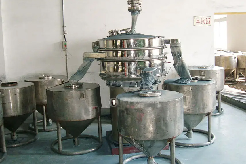 振蕩篩主要特點(diǎn)：換網(wǎng)容易，全封閉模式粉末不飛揚(yáng)，可連續(xù)作業(yè)